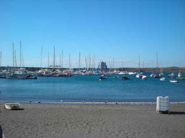 La plage avec le port