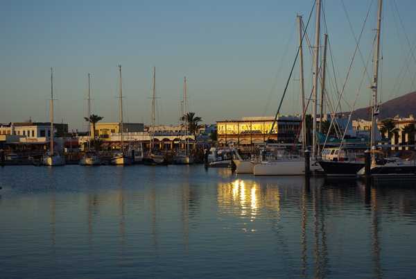 coucher de soleil sur la marina 'rubicon' à Playa Blanca